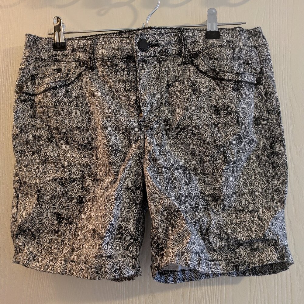 Bandolino Midrise Stretch Amy Shorts Women's 6 Black White Geometric Pattern